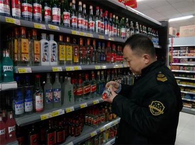 金乡县羊山镇食药监所开展食品流通环节专项检查，聚焦酒类经营规范