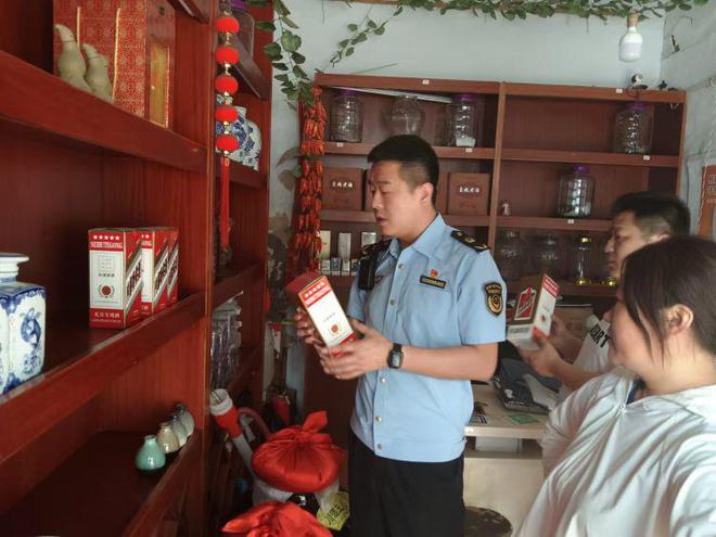 护航群众“酒杯上的安全” 淄博高新区市场监管局开展农村地区酒类市场专项检查